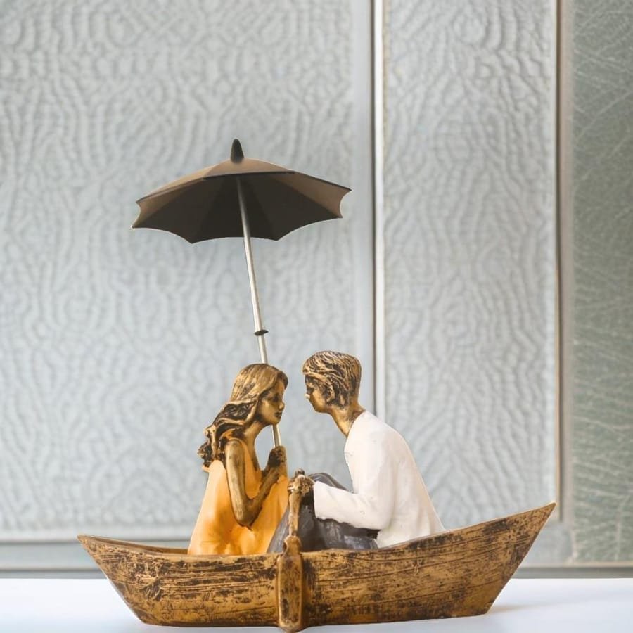Polyresin Love Couple Statue Corporate Gifts, Wedding Gifts